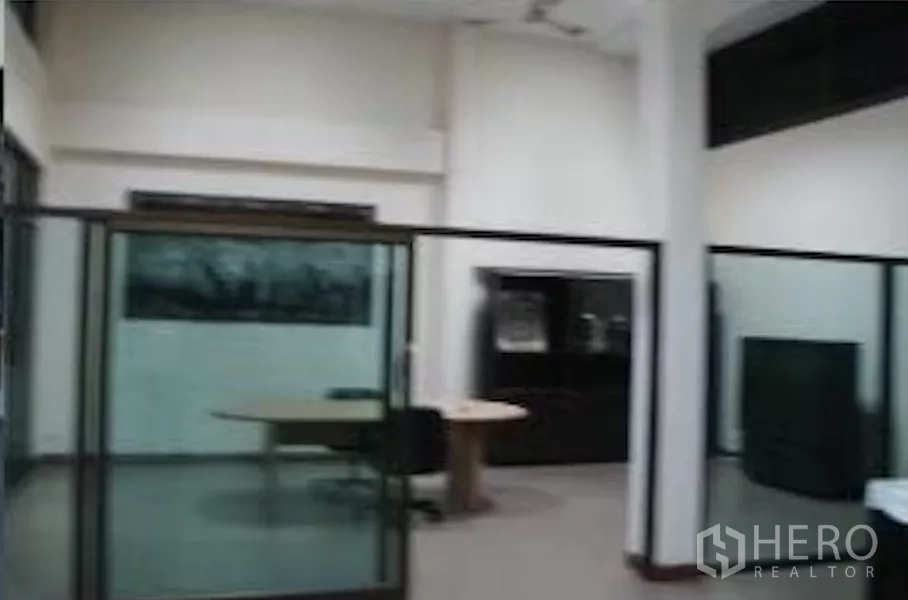Factory for rent in Bang Phli, Samut Prakan - Partitioned office rooms with glass panels and desks inside the factory building.