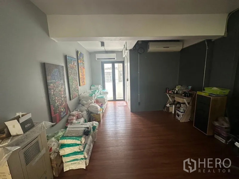 带办公室的家 出租在Sathon, Bangkok - 紧凑房间带空调与阳台门，适作会议室。