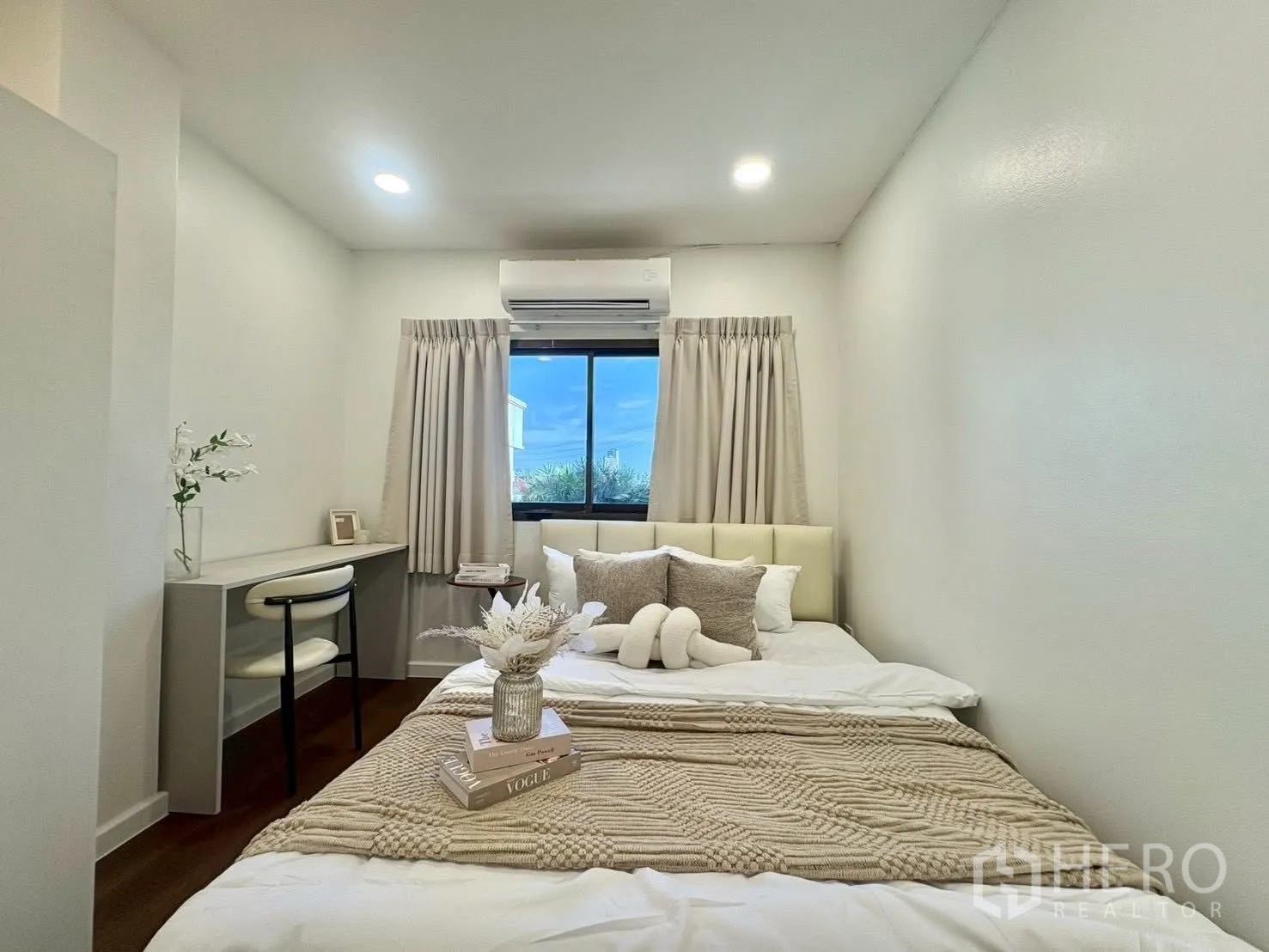 ทาวน์เฮาส์ for rent in Huai Khwang, Bangkok - ห้องนอนเตียงคู่ โต๊ะทำงาน เครื่องปรับอากาศ และหน้าต่างพร้อมผ้าม่าน