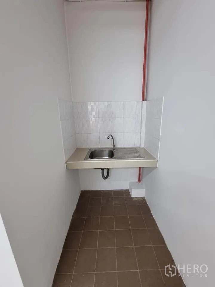 Warehouse for rent in Lam Luk Ka, Pathum Thani - Compact pantry with stainless-steel sink and tiled splashback.