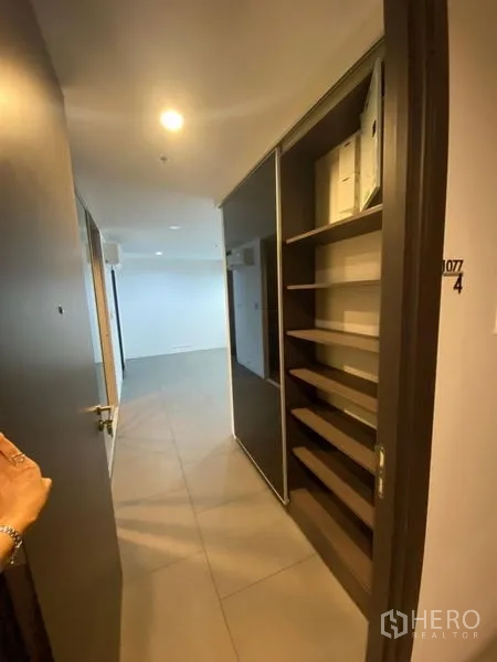 办公空间 出租在Phaya Thai, Bangkok - 入口走廊设推拉储物柜与层架，通往主办公区。