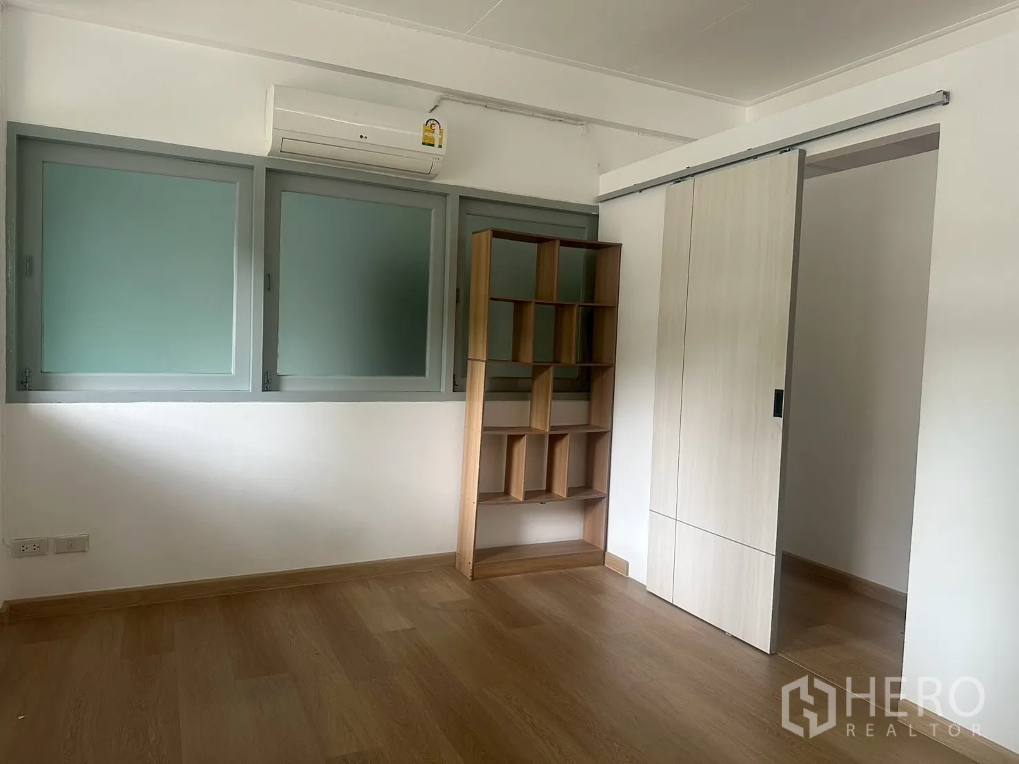 独立式住宅 出租在Watthana, Bangkok - 卧室带空调、推拉门与内置置物架。