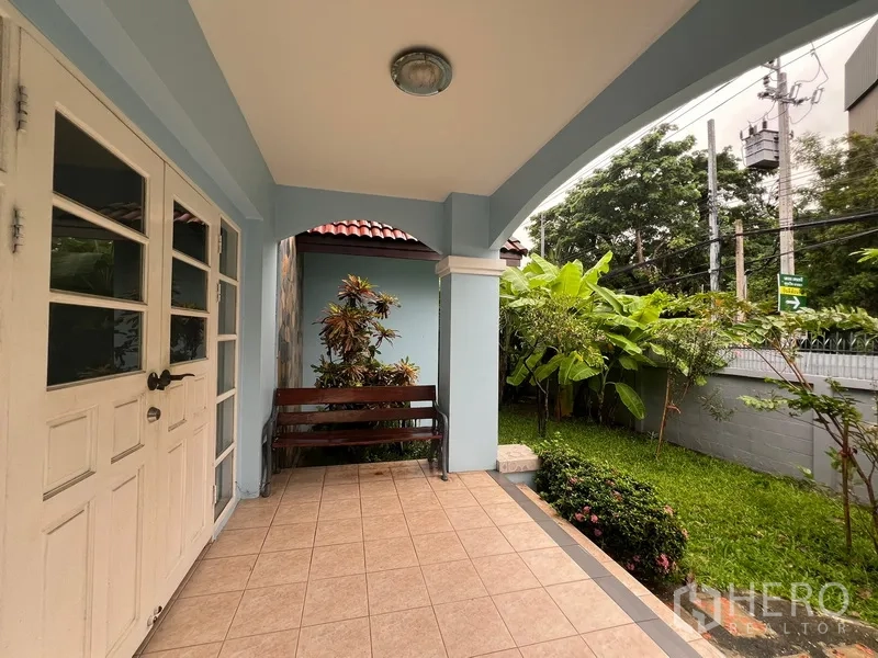 บ้าน ให้เช่าในBang Na, Bangkok - เฉลียงหน้าบ้านมีม้านั่ง มองเห็นสวนหย่อม