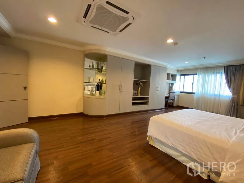 公寓 出租在Watthana, Bangkok - 主卧另一视角，内置衣柜、展示柜及靠窗书桌。