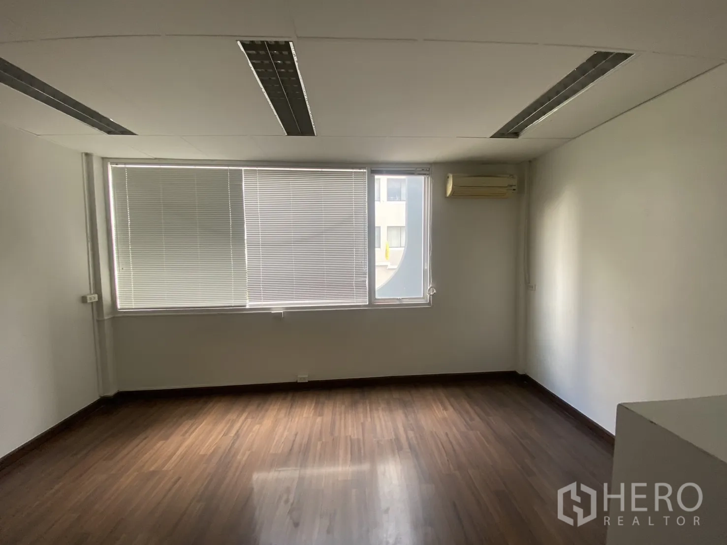 ตึกแถว for rent in Bang Rak, Bangkok - ห้องทำงานมีหน้าต่างบานใหญ่ มู่ลี่ เครื่องปรับอากาศ และพื้นลามิเนต