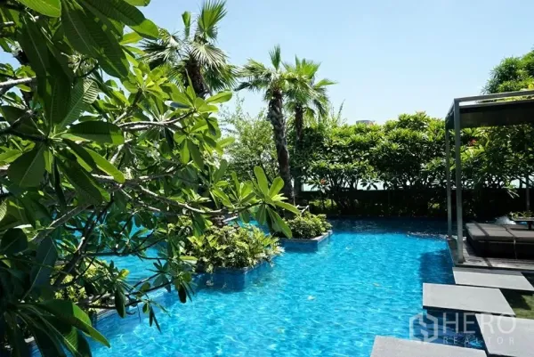 公寓 出租或出售在Ratchathewi, Bangkok - 度假风泳池，绿植环绕并设有凉亭休憩区。