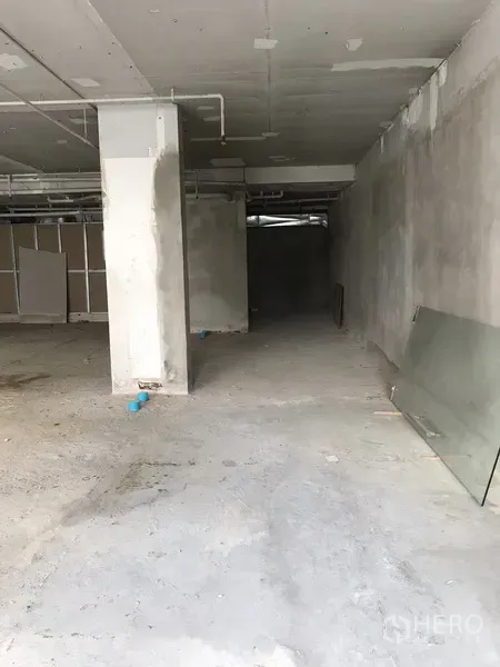 零售空间 出租在Khlong Toei, Bangkok - 长条形商铺毛坯空间，混凝土地面、未饰墙面、立柱与给排水点。
