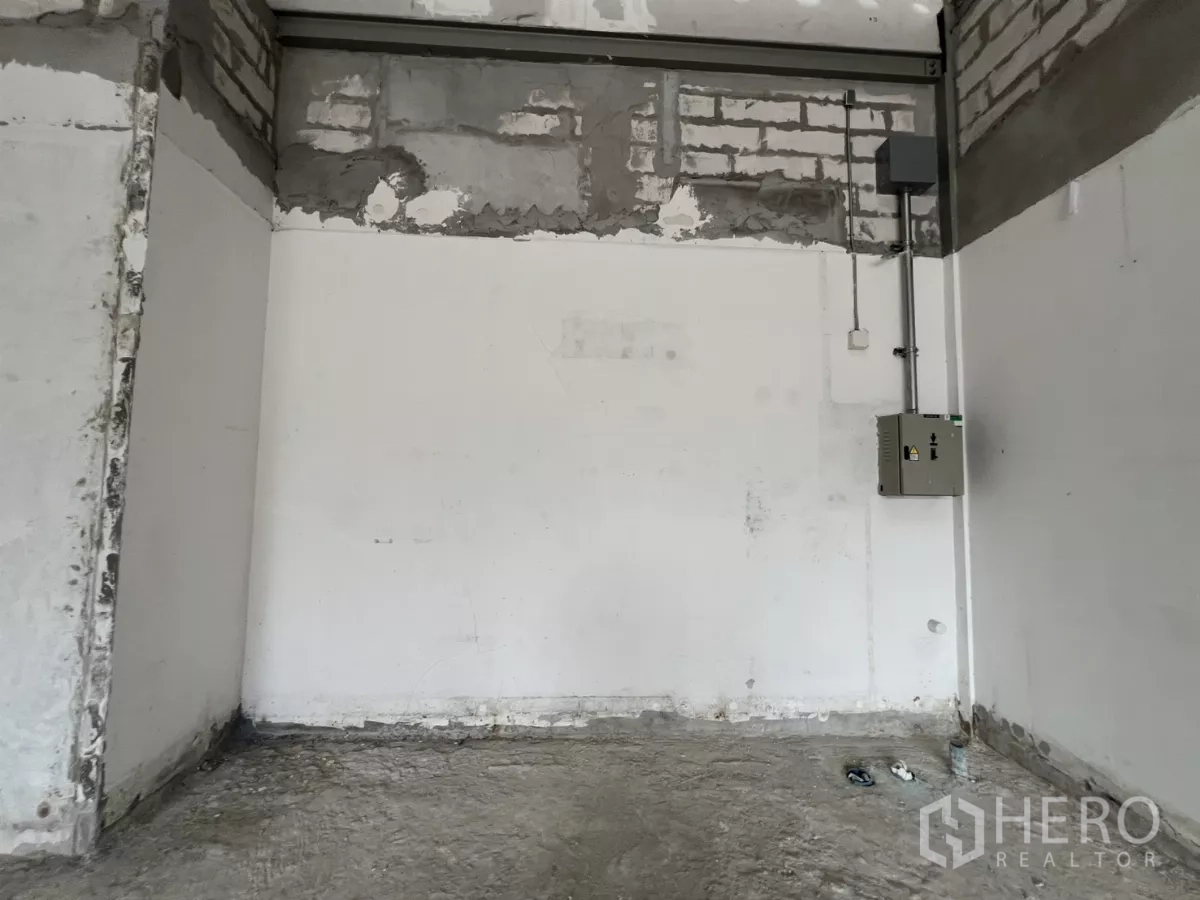 零售空间 出租在Watthana, Bangkok - 店铺后角展示电箱与未完成的墙面细节。
