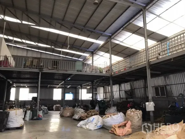Warehouse for rent in Mueang Samut Prakan, Samut Prakan - Warehouse hall with twin mezzanine walkways, skylights and open floor area for production or storage.