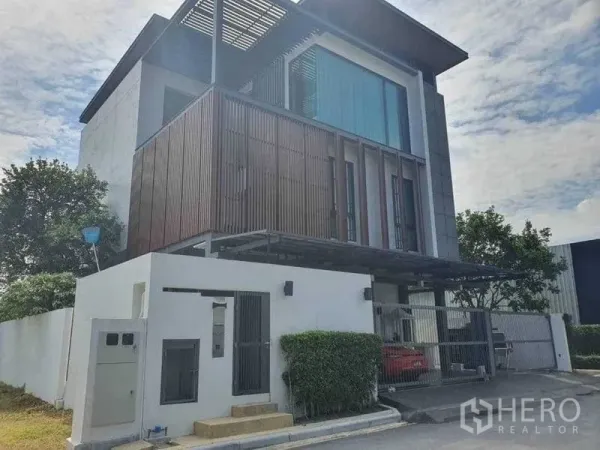 บ้าน ให้เช่าหรือขายในPrawet, Bangkok - บ้านเดี่ยวสไตล์โมเดิร์นสูง 3 ชั้น แปลงมุม พร้อมรั้วและที่จอดรถในบ้าน