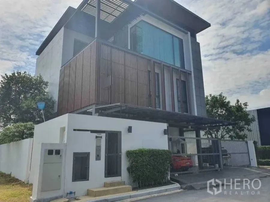 独立式住宅 出租或出售在Prawet, Bangkok - 三层现代独栋别墅，转角地块，带大门与车棚。