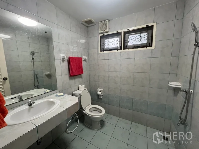 บ้าน ให้เช่าในBang Na, Bangkok - ห้องน้ำปูกระเบื้องพร้อมฝักบัวแบบวอล์กอินและอ่างล้างหน้า