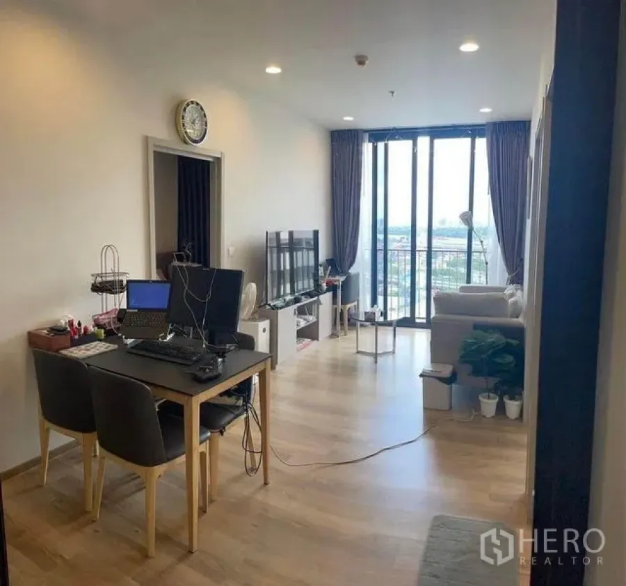 公寓 出租在Khlong Toei, Bangkok - 客餐厅一体，电视柜与大推拉门连接阳台和城景。