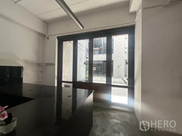 带办公室的家 出租在Pathum Wan, Bangkok - 采光充足的工作区，落地窗与黑色操作台。