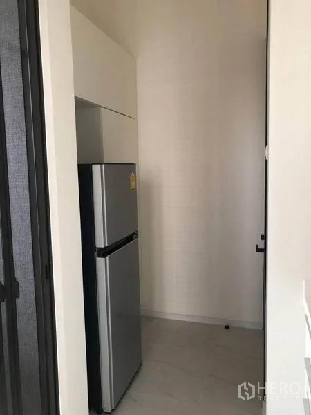 公寓 出售在Ratchathewi, Bangkok - 嵌入式储物位放置的双门冰箱。