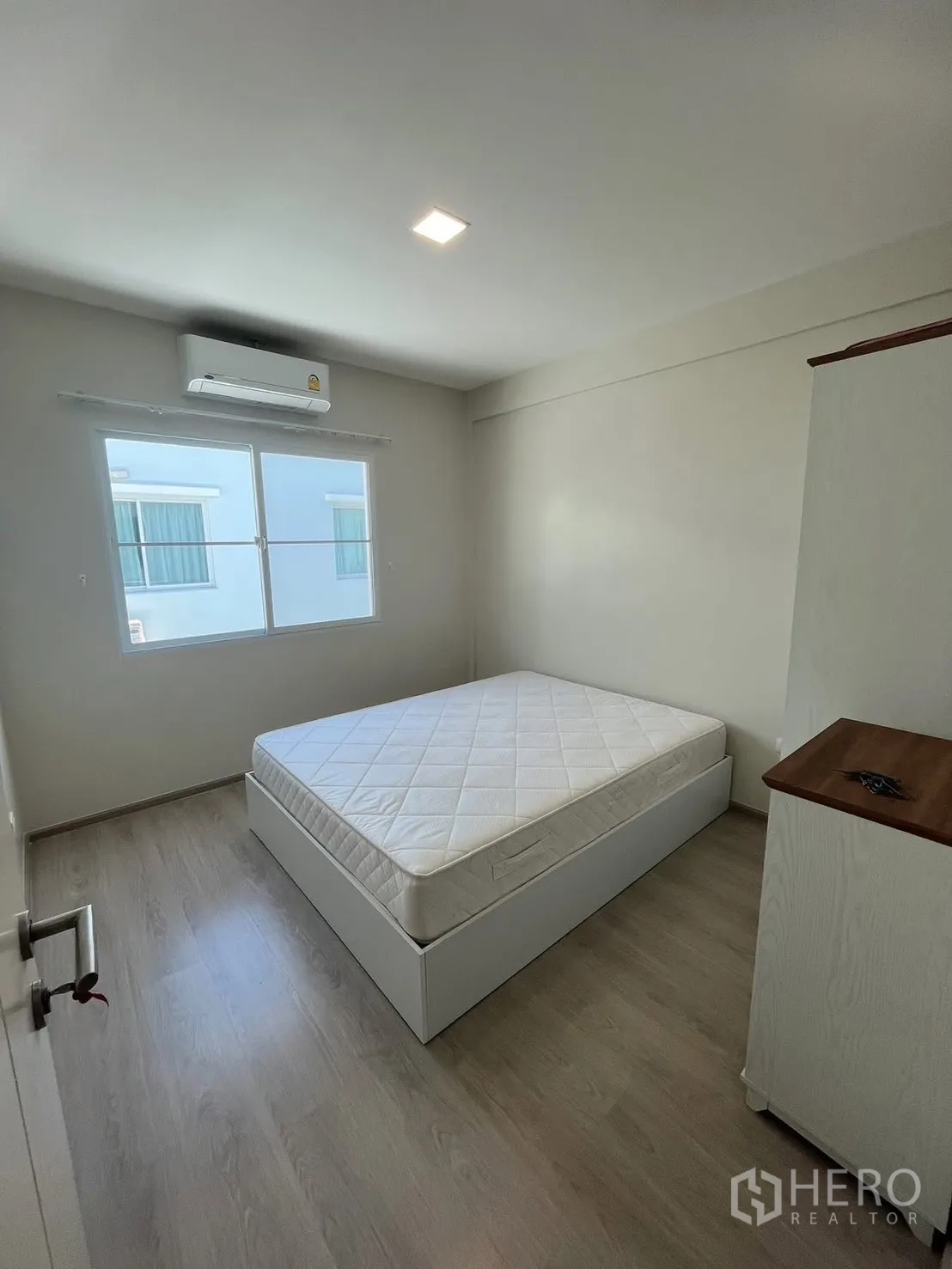 联排别墅 for rent in Prawet, Bangkok - 明亮卧室，配床、衣柜、空调与窗户。
