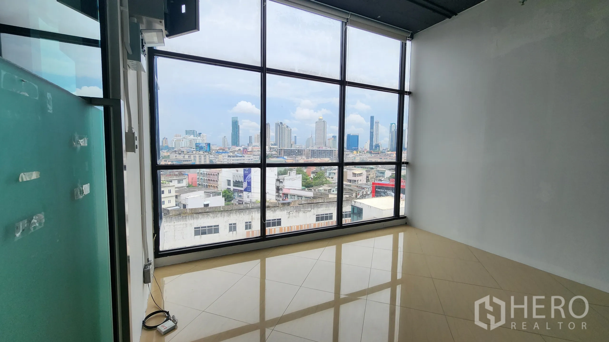 办公空间 出租在Yan Nawa, Bangkok - 小型会议室，整面窗户眺望曼谷。
