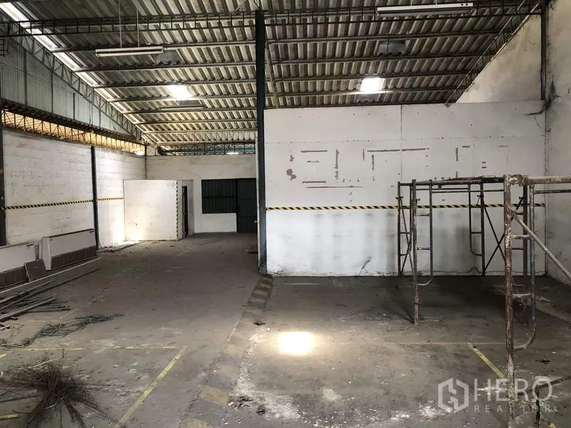货栈 出租在Khlong Luang, Pathum Thani - 作业区带隔断、脚手架与工业照明。