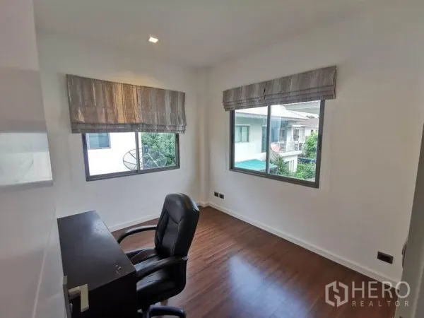 บ้าน ให้เช่าในPrawet, Bangkok - ห้องทำงานสว่างพร้อมหน้าต่างสองบาน โต๊ะทำงาน เก้าอี้หนัง และพื้นลามิเนตไม้