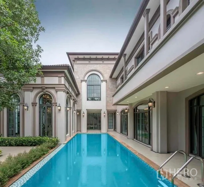 独立式住宅 出租或出售在Thawi Watthana, Bangkok - 私家庭院泳池，四周拱窗与绿植环绕。