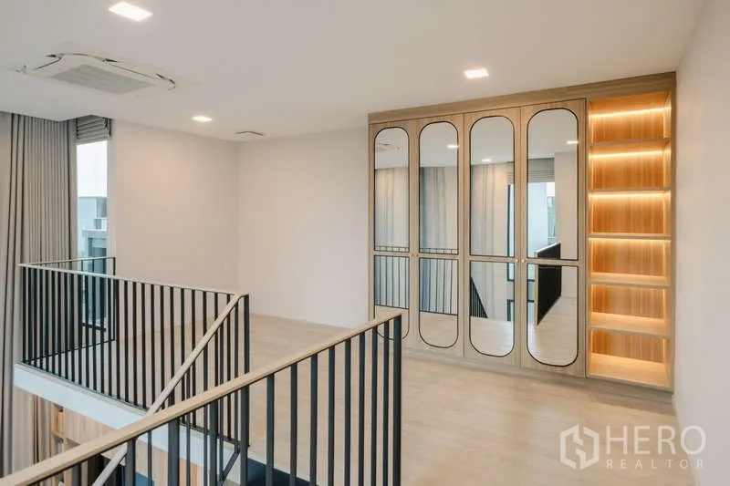 Detached House for rent in Saphan Sung, Bangkok - Mezzanine landing with mirrored wardrobes and built-in shelving.