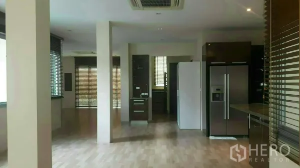 独立式住宅 出租或出售在Prawet, Bangkok - 开放式客餐厅，木地板、立柱、百叶与一体化厨房