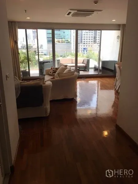 公寓 出租在Pathum Wan, Bangkok - 开放式客厅，实木地板，落地玻璃门通向观景阳台