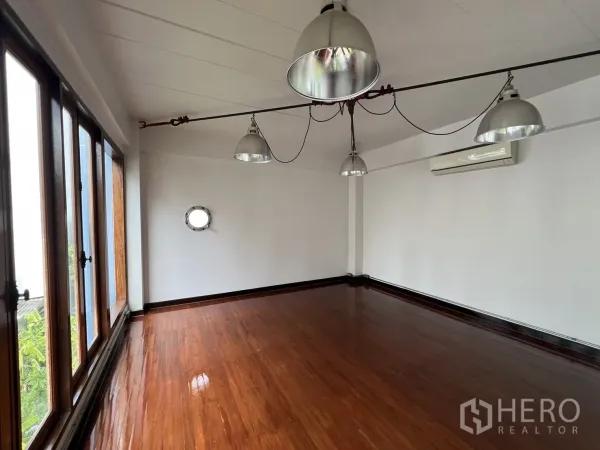 带办公室的家 出租在Watthana, Bangkok - 紧凑办公间，木地板、大窗、空调与吊灯。