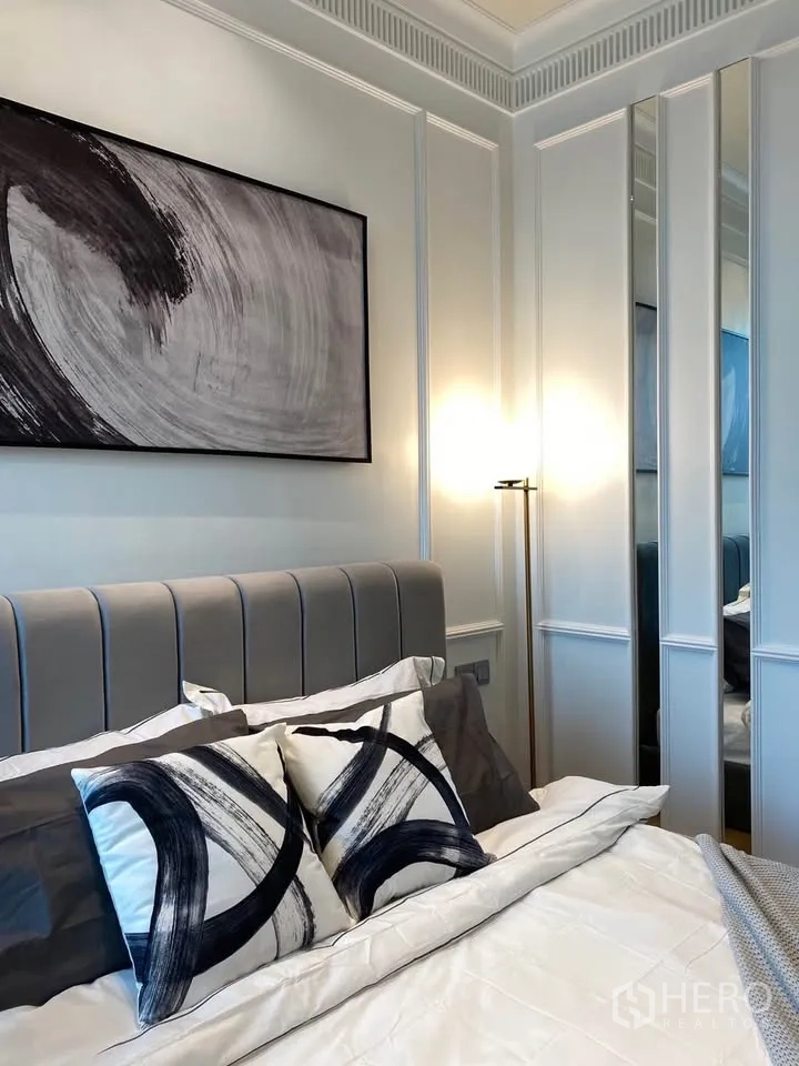 公寓 for rent in Pathum Wan, Bangkok - 近景展示软包床头、竖向镜面装饰与落地灯。