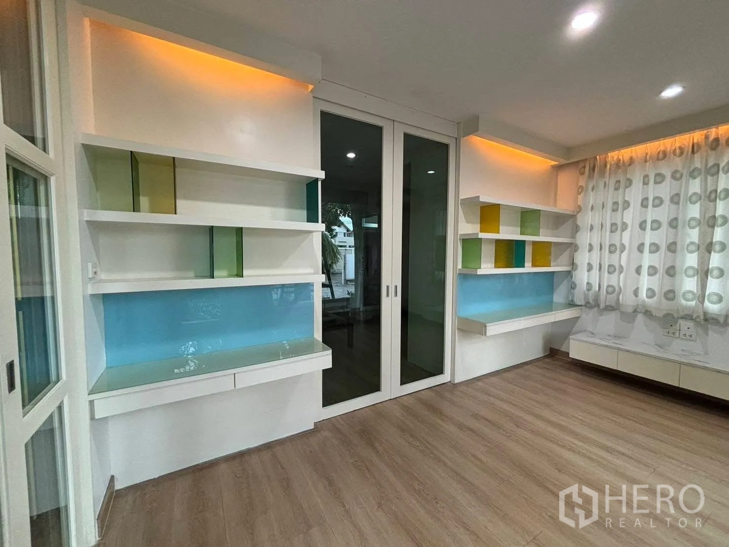 独立式住宅 出租在Bang Kapi, Bangkok - 内置展示架，隐形灯光与玻璃推拉门