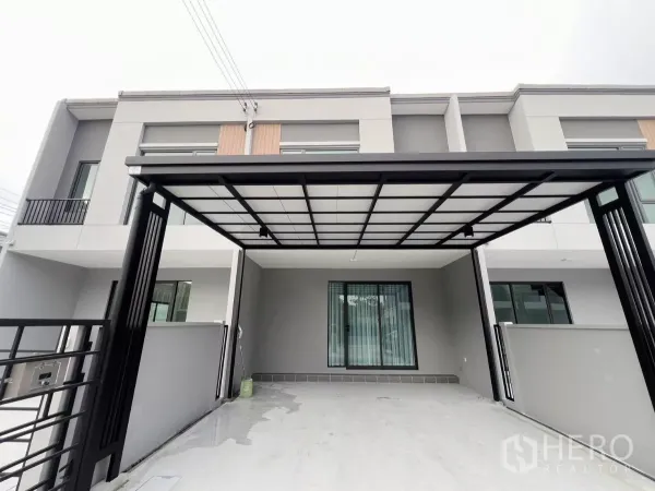 Townhouse for rent in Bang Phli, Samut Prakan - Modern two-storey townhouse facade with covered carport and sliding gate