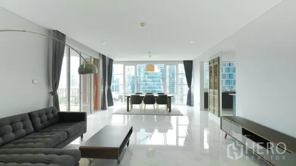 公寓 出售 - 明亮的客餐一体空间，通高玻璃窗景