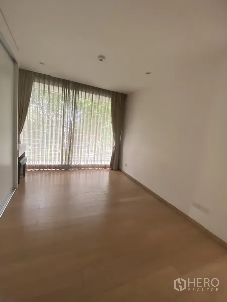 公寓 出租在Pathum Wan, Bangkok - 明亮卧室，木地板，大窗配窗帘，树梢景观