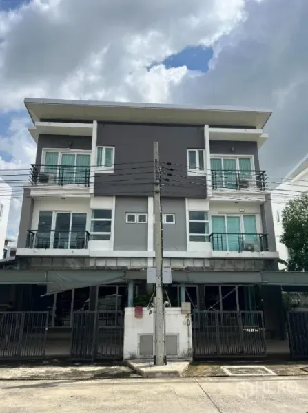 独立式住宅 出租或出售在Don Mueang, Bangkok - 曼谷廊曼区三层双拼家办外立面与阳台。