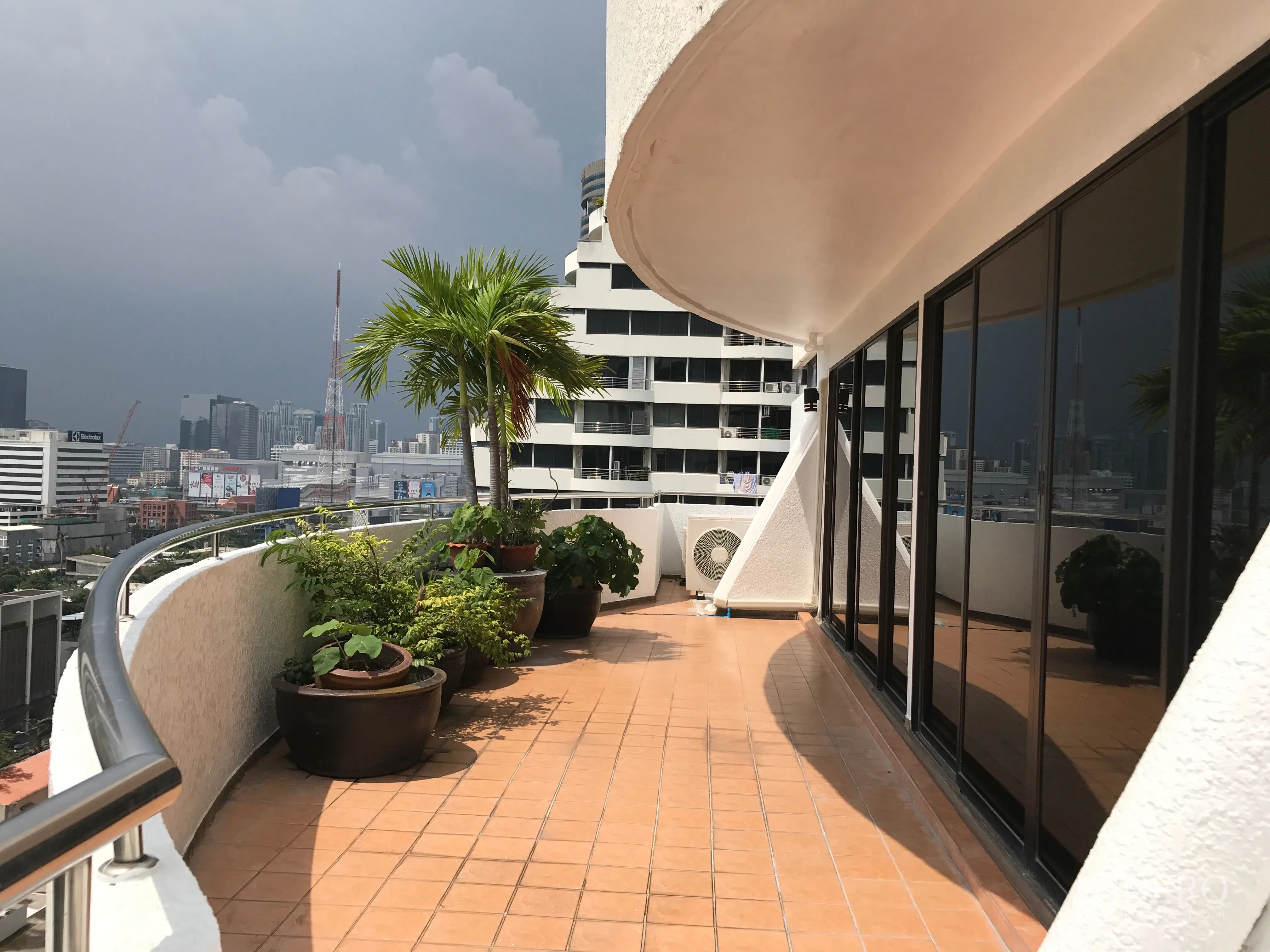 公寓 出售在Watthana, Bangkok - 环绕式阳台设花盆植物，可眺望曼谷天际线
