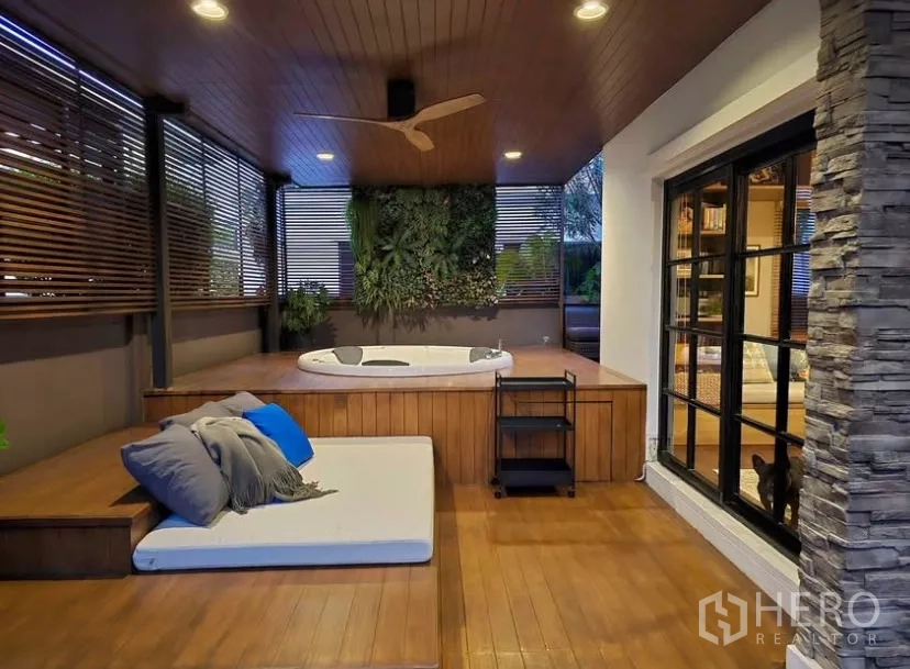 Detached House for rent in Bang Phli, Samut Prakan - Covered spa deck with daybed seating and jacuzzi near sliding doors