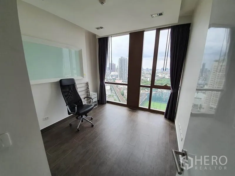 公寓 出租或出售在Watthana, Bangkok - 次卧或书房，转角落地窗与深色窗帘