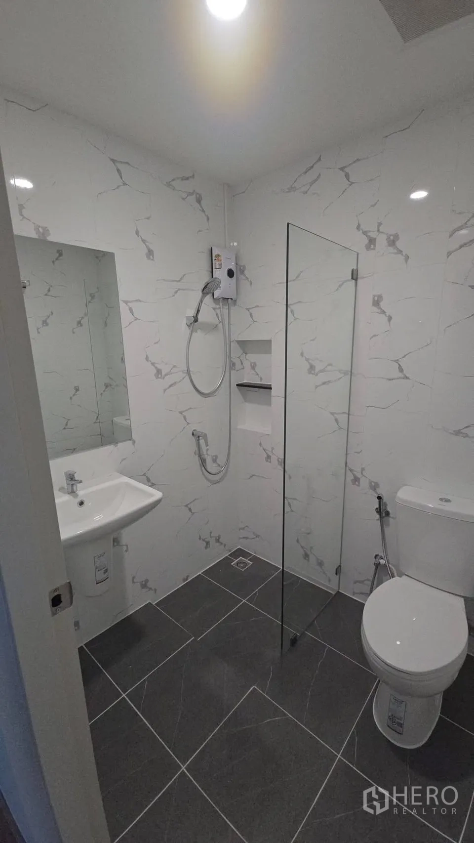 ทาวน์เฮาส์ for rent in Bang Phli, Samut Prakan - ห้องน้ำสว่างผนังลายหินอ่อน กั้นกระจก พร้อมเครื่องทำน้ำอุ่น