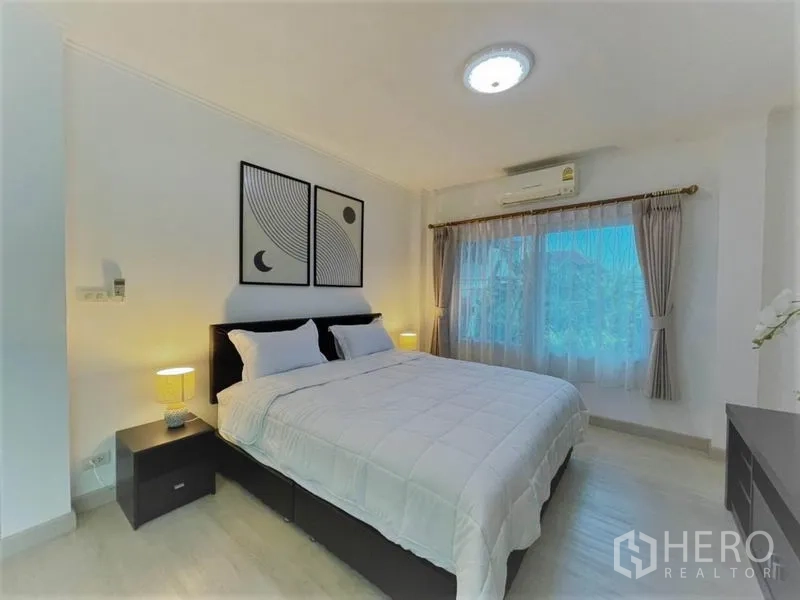 独立式住宅 出租在Suan Luang, Bangkok - 主卧通透，配大床、床头柜、空调与大窗户。