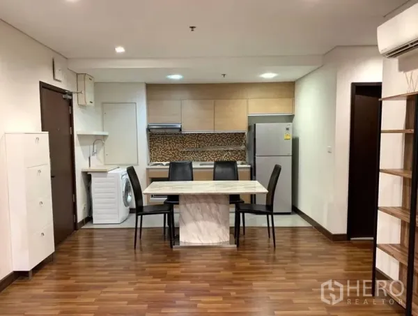 公寓 出租在Watthana, Bangkok - 开放式厨房，马赛克墙面与大理石餐桌，木地板。
