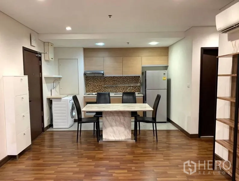 公寓 出租在Watthana, Bangkok - 开放式厨房，马赛克墙面与大理石餐桌，木地板。