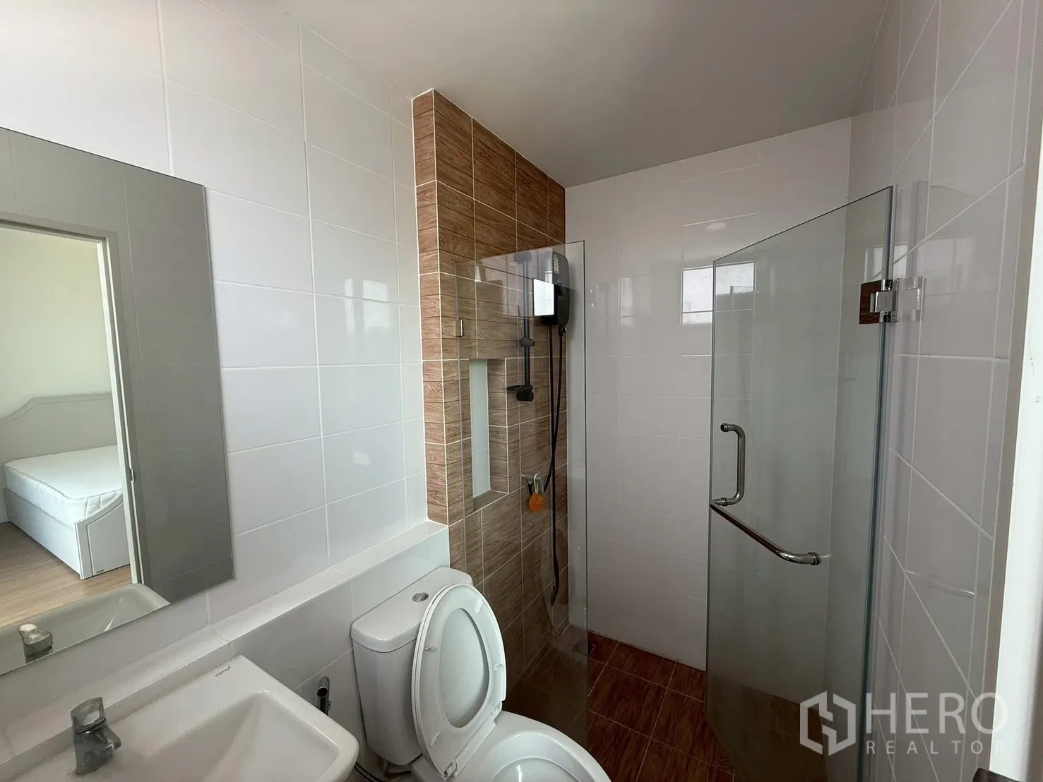 联排别墅 for rent in Bang Phli, Samut Prakan - 浴室设玻璃淋浴间与木纹装饰墙。