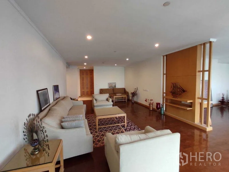 公寓 出租在Khlong Toei, Bangkok - 大型客厅，多组沙发与开放式隔断，抛光木地板。