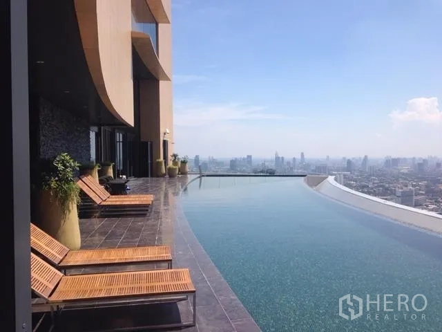 คอนโด ให้เช่าในKhlong Toei, Bangkok - สระว่ายน้ำอินฟินิตี้พร้อมเตียงอาบแดด มองเห็นวิวสกายไลน์กรุงเทพฯ