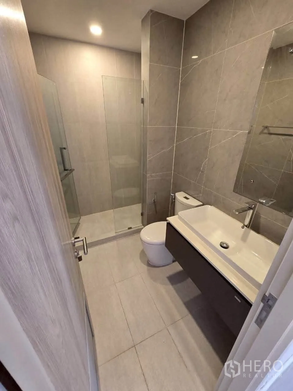 独栋房屋 for rent or sale in Lat Krabang, Bangkok - 现代卫浴，玻璃淋浴房与宽台盆。