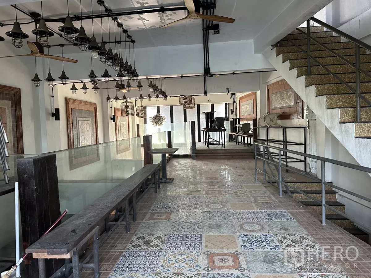 อาคารพาณิชย์ ให้เช่าในBang Na, Bangkok - ชั้นพื้นที่ใช้สอยกว้าง ทางบันได พื้นกระเบื้องลาย และโคมไฟสไตล์ลอฟต์