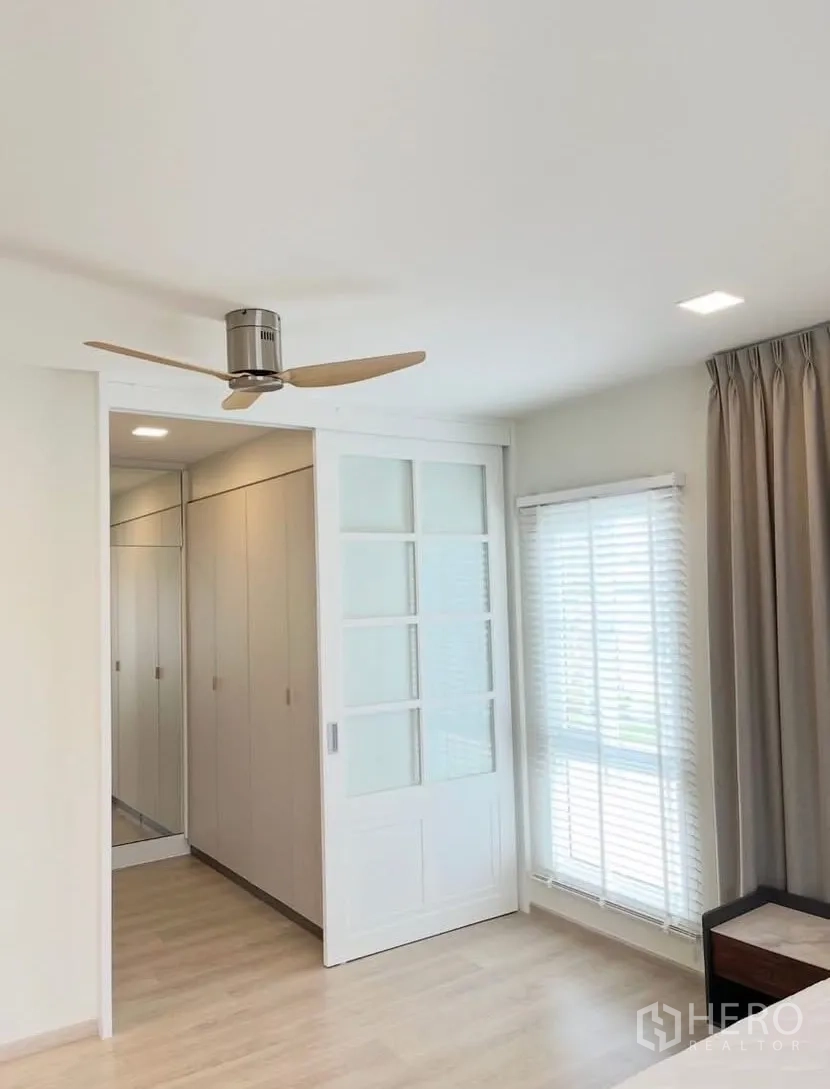บ้านเดี่ยว for rent in Bang Phli, Samut Prakan - ห้องนอนมีพัดลมเพดาน ประตูกระจกบานเลื่อนไปยังตู้เสื้อผ้า และหน้าต่างบานใหญ่.