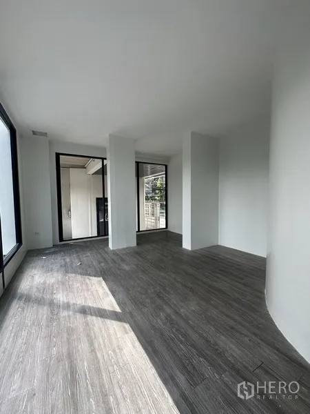 零售空间 出租在Bang Rak, Bangkok - 转角开间，立柱分区，大面积玻璃与前门相连。