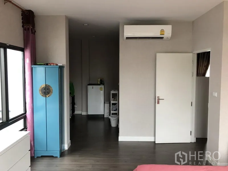 Detached House for rent in Saphan Sung, Bangkok - Spacious master-suite entry with air conditioner, wardrobe and doorway to bathroom area.
