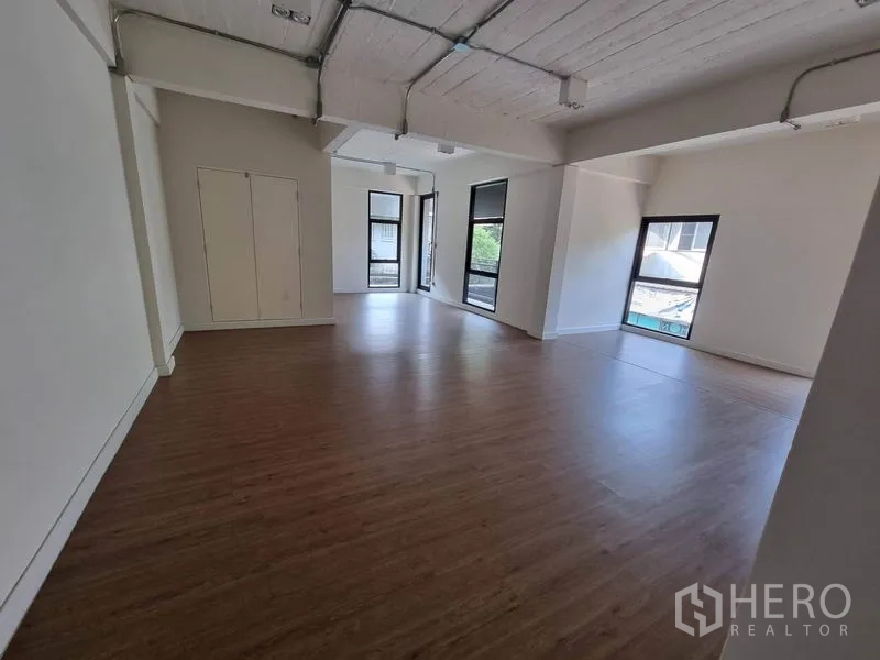 办公空间 出租在Phaya Thai, Bangkok - 明亮转角办公室，木地板与多面窗，开放格局
